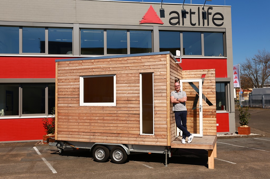 Stephan Haida, Geschäftsführer der Artlife GmbH, präsentiert den Prototypen des Xtra-Raum.