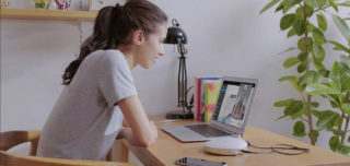 Frau sitzt im Home Office vor einem Laptop