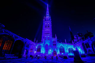 Blau beleuchtete St. Michael's Cathedral