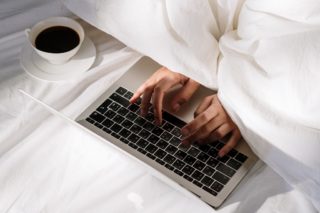 Hotelzimmer_Laptop_Decke