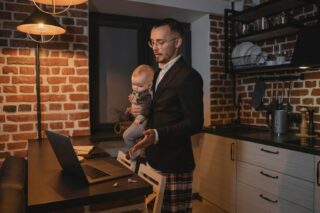 Remote-Work-Homeoffice-Arbeiten-Kind-Vater