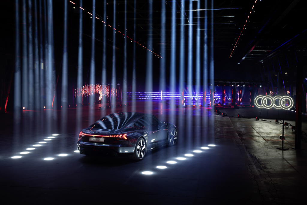 Audi e-Tron im Lichttunnel