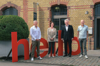 (v.l.n.r.): Dietmar Jähn (facts and fiction), Claudia Jericho (Creative.NRW), Wirtschafts- und Digitalminister Prof. Dr. Pinkwart und Jörg Krauthäuser (facts and fiction) im Kölner Rheinauhafen