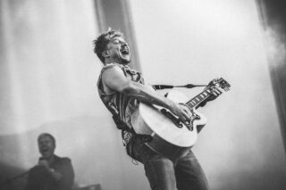 Samu Haber mit Gitarre auf der Bühne