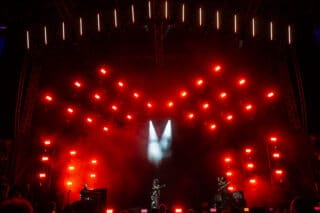 Rote Scheinwerfer auf der Bühne