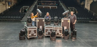 Bühne mit Cases von Robe und 3 Menschen