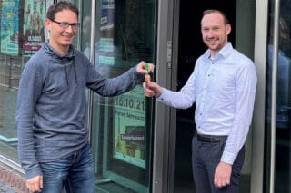 Imre Reinhold (l.) übergibt den Schlüssel zum CPH an Kevein Kennntemich