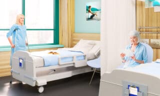 Frau sitzt in einem Krankenhauszimmer