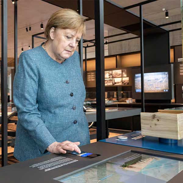 Angela Merkel tippt auf einen Bildschirm