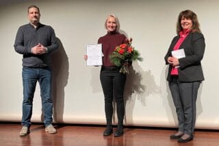 Isabel Mögle (mitte) ist von der DHBW Ravensburg mit dem Volunteers Award 2021 ausgezeichnet worden.
