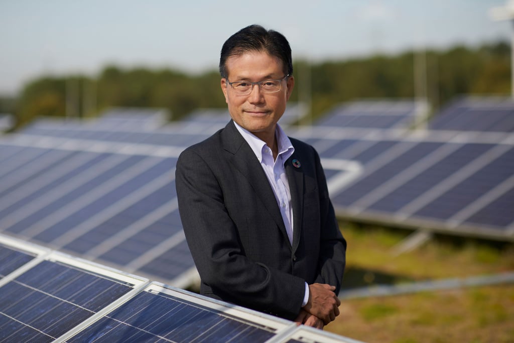 Yoshiro Nagafusa zwischen Solarpanelen