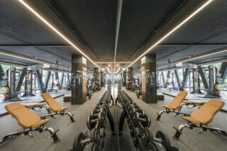 Prime Time Fitnessclub mit linearen LED-Elementen