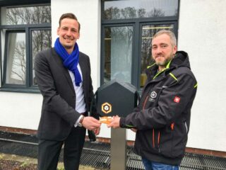 Tim Althof (l.) bei der Übergabe der Ladekarten