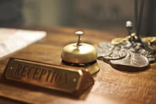 Rezeption Hotel mit Rezeptionsglocke