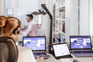 Mit den Online- und Hybridformaten hat sich das Berufsbild der Konferenzdolmetscher:innen verändert, denn das technische Know-how wird immer wichtiger.