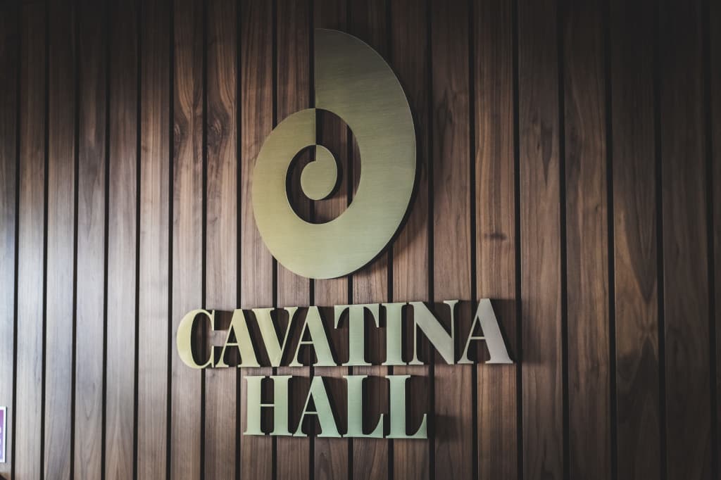Cavatina Hall-Schriftzug an mit Holz verkleideter Wand