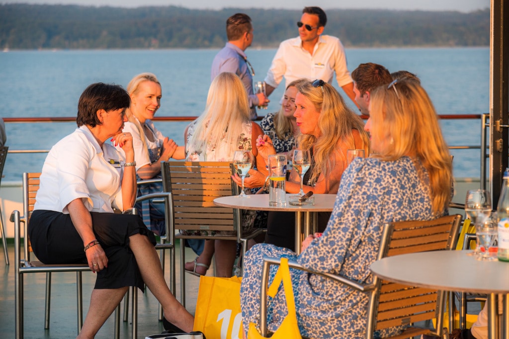 Gespräche auf dem MICE Branchentreff Starnberger See an Deck der MS Starnberg
