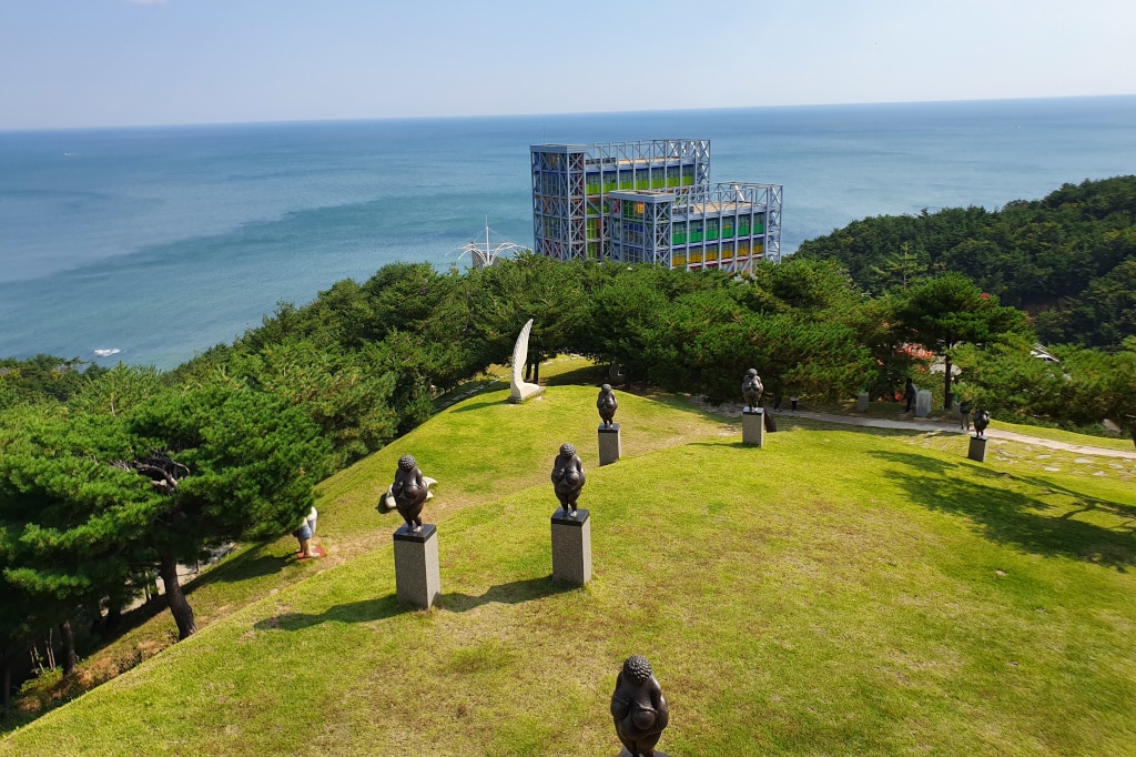 Haslla Art World mit Meeresblick