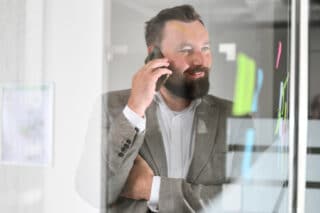 Mann im Anzug (Manager) am Telefonieren