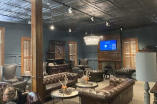 Haywood House Lounge Lautsprecher in Decke integriert