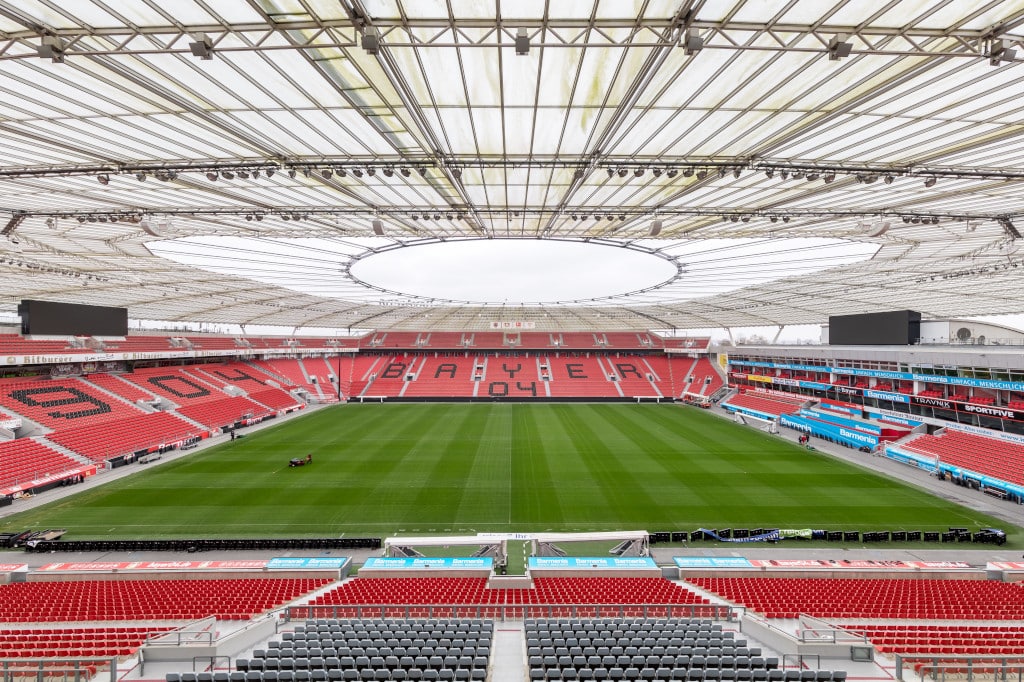 Spielfeld der BayArena aus Sicht eines oberen Rangs