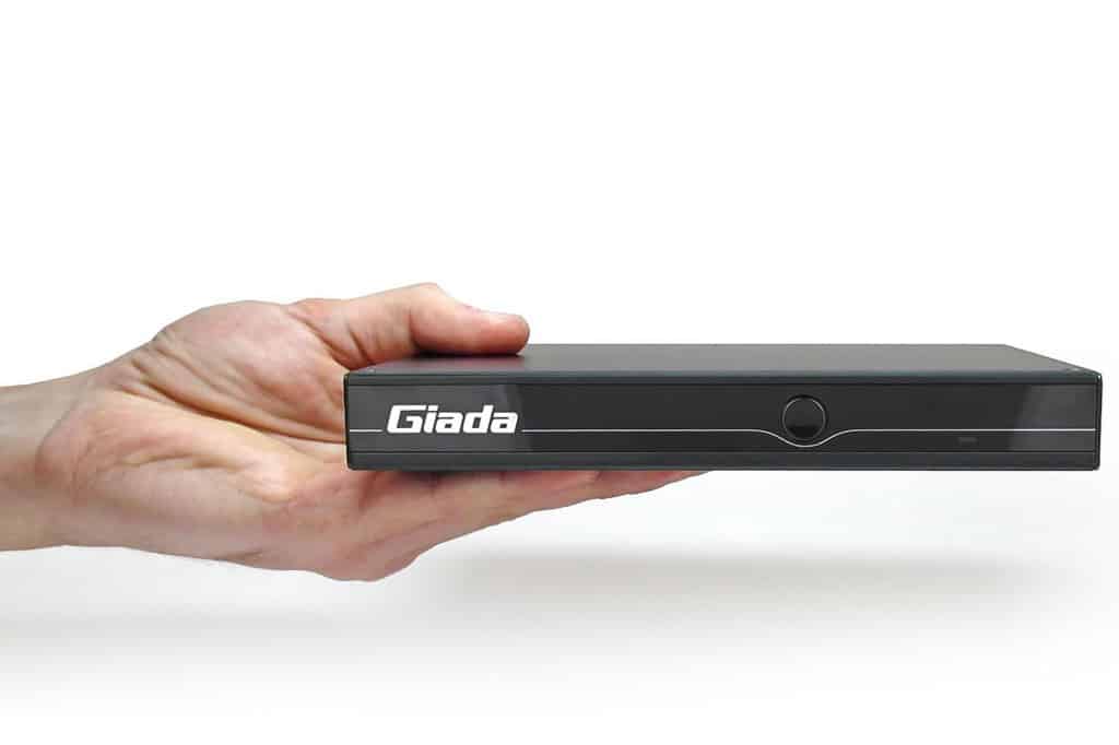 Hand, die den Digital-Signage-Player Booksize PC DM8 von Giada hält, Vorderseite