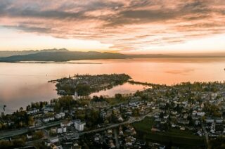 Die deutsche Inselstadt Lindau mit weitem Blick über den Bodensee