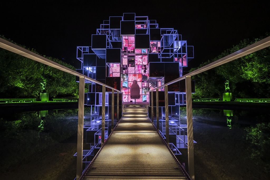 Die „magische Garage“ als begehbare Kunstinszenierung in den Gärten des Musée Rodin in Paris