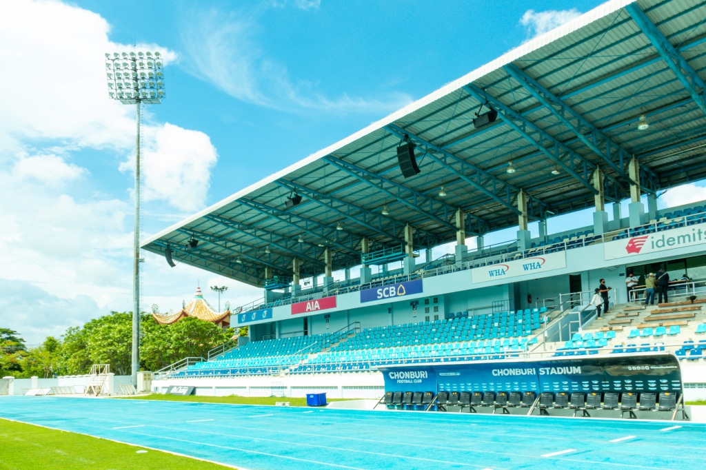 Sitzplätze im Chonburi-Stadion mit Lautsprechern über den Rängen