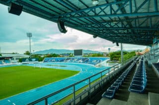 Lautsprecher an Zuschauer-Sitzplätzen im Chonburi-Stadion