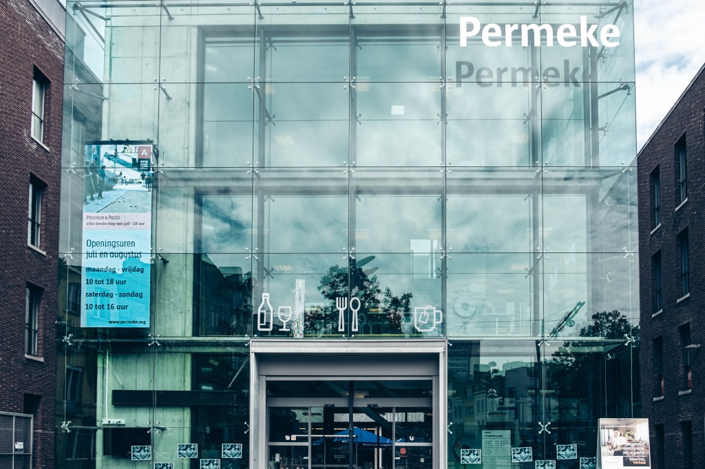 Leyard Luminate-Pro-Bildschirm an Fassade der Permeke-Bibliothek