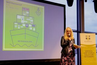 Susanne Illerhaus begrüßt alle Teilnehmenden zum MICE Branchentreff Köln 2022