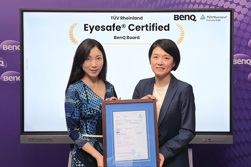 Jennifer Wang überreicht das Eyesafe-Zertifikat an Claire Huang, Direktorin des BenQ Cloud Innovation Centers und Display Solutions.