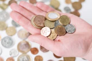 Münzen in der Hand