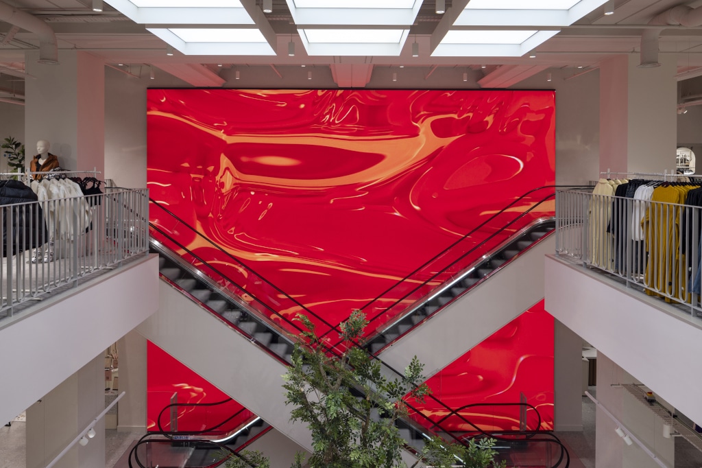 Leyard Europe LED-Wand in H&M-Geschäft mit rotem Kunstwerk