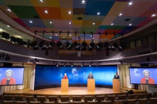 LED-Videowand im Pressesaal des Europa-Gebäudes bei Sitzung im Einsatz