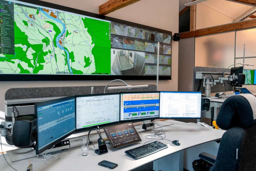 Kantonpolizei Notrufzentrale mit VuWall-Videowand und Desktops