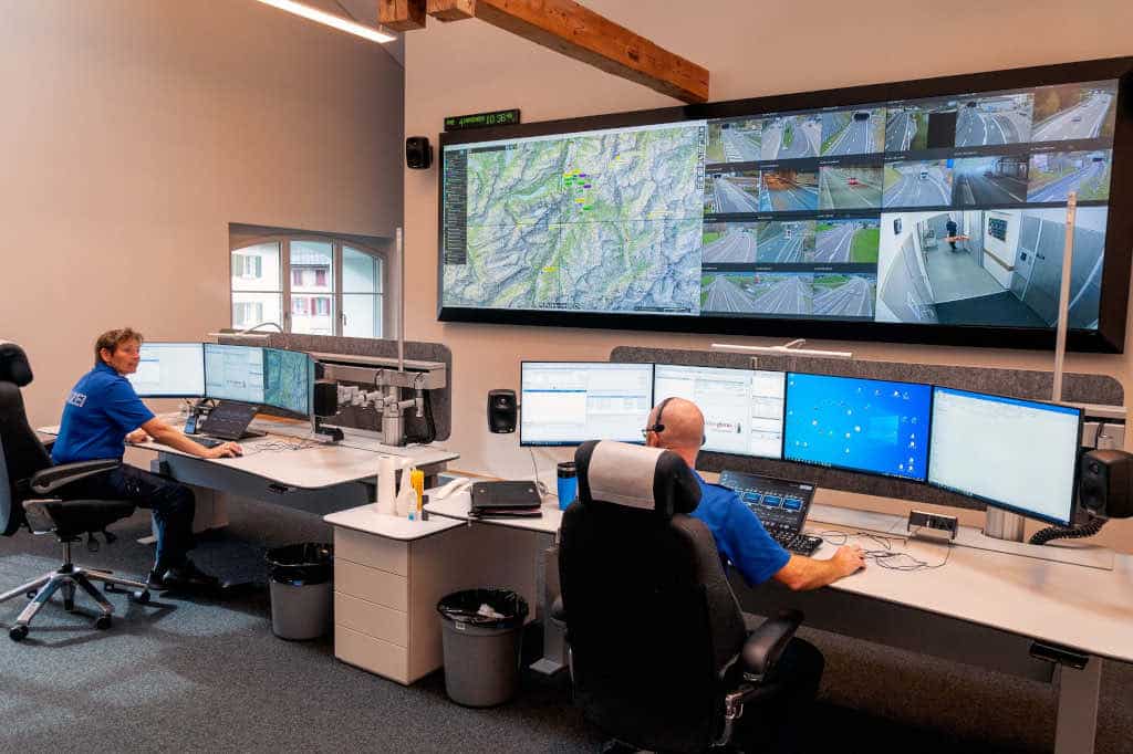 Zwei Arbeitsplätze Kantonpolizei Notrufzentrale mit VuWall-Videowand und Desktops