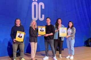 Özcan Coşar und Team halten Sold-Out-Award-Urkunden