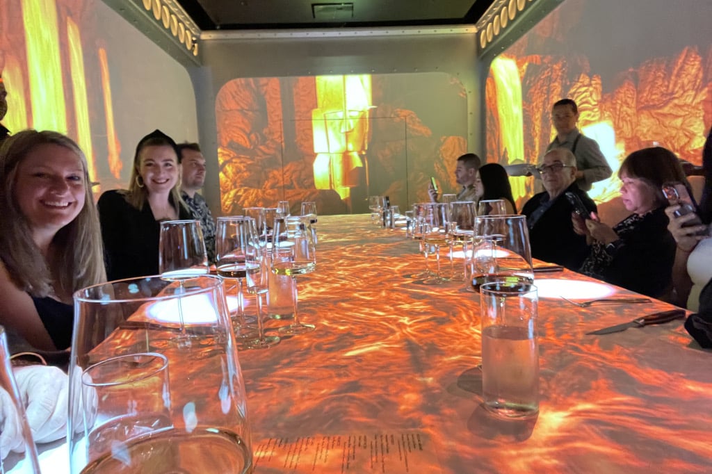 Immersives Journey-360-Erlebnis im Journey-Restaurant in New York, Thema Vulkan