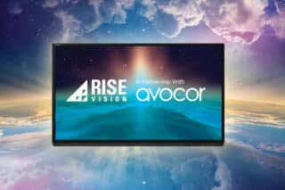 Rise-Vision- und Avocor-Logo auf Display abgebildet