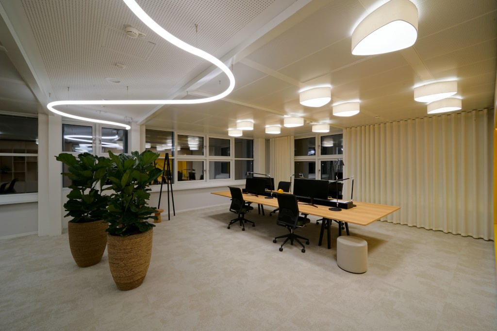Dr.-Falk-Pharma-Büroraum mit Luxwerk-Leuchten an der Decke