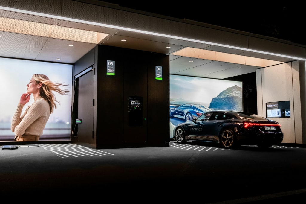 Audi charging hub Zürich bei Nacht mit LG Displays