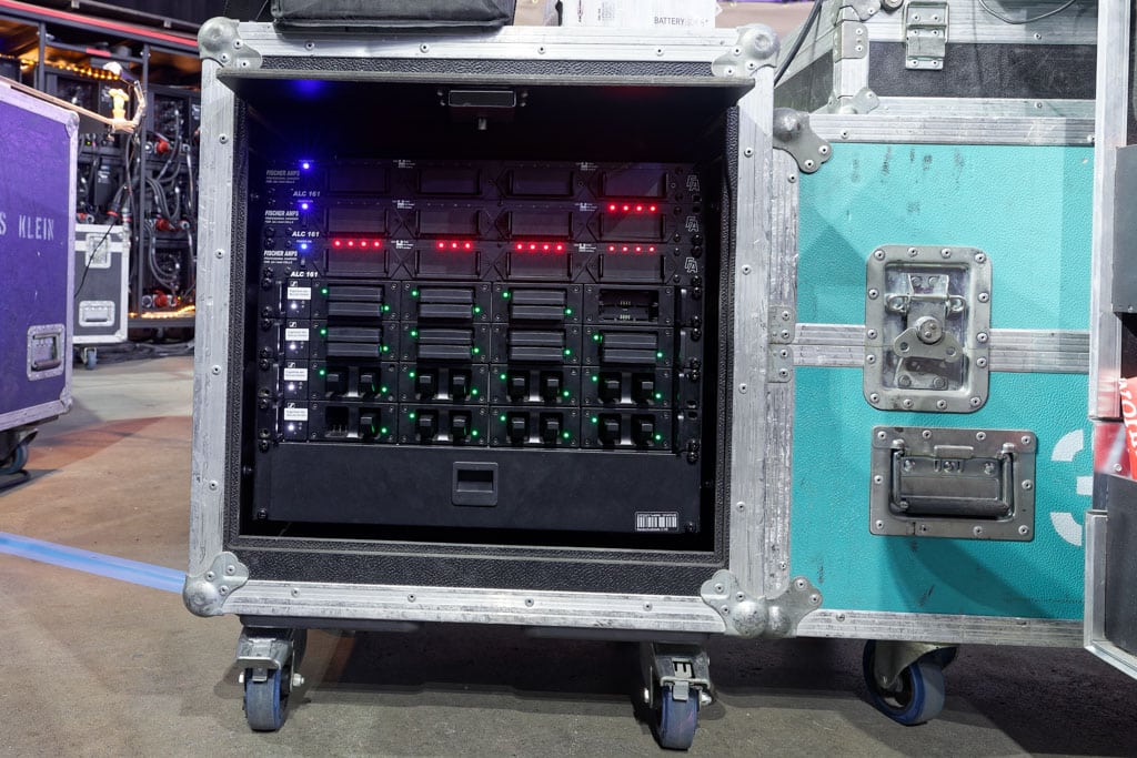 Tom Kahns separates Rack mit vier Sennheiser-Ladestationen L 6000 und Ladetechnik von FischerAmps