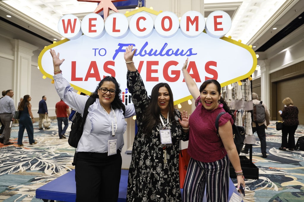 IMEX America-Teilnehmerinnen posieren vor „Welcome to Las Vegas“-Schild