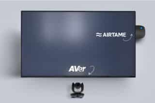 Display mit Airtame- und AVer-Logo sowie Kamera