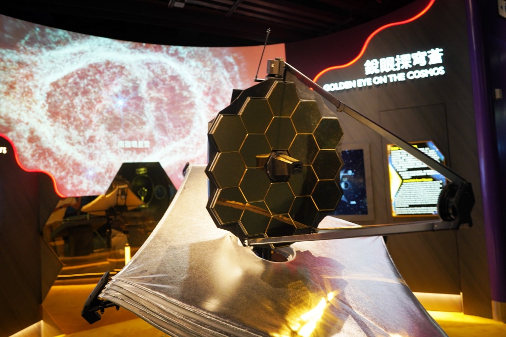 Model des James-Webb-Teleskops und Projektion im Hintergrund im Space Museum Hongkong