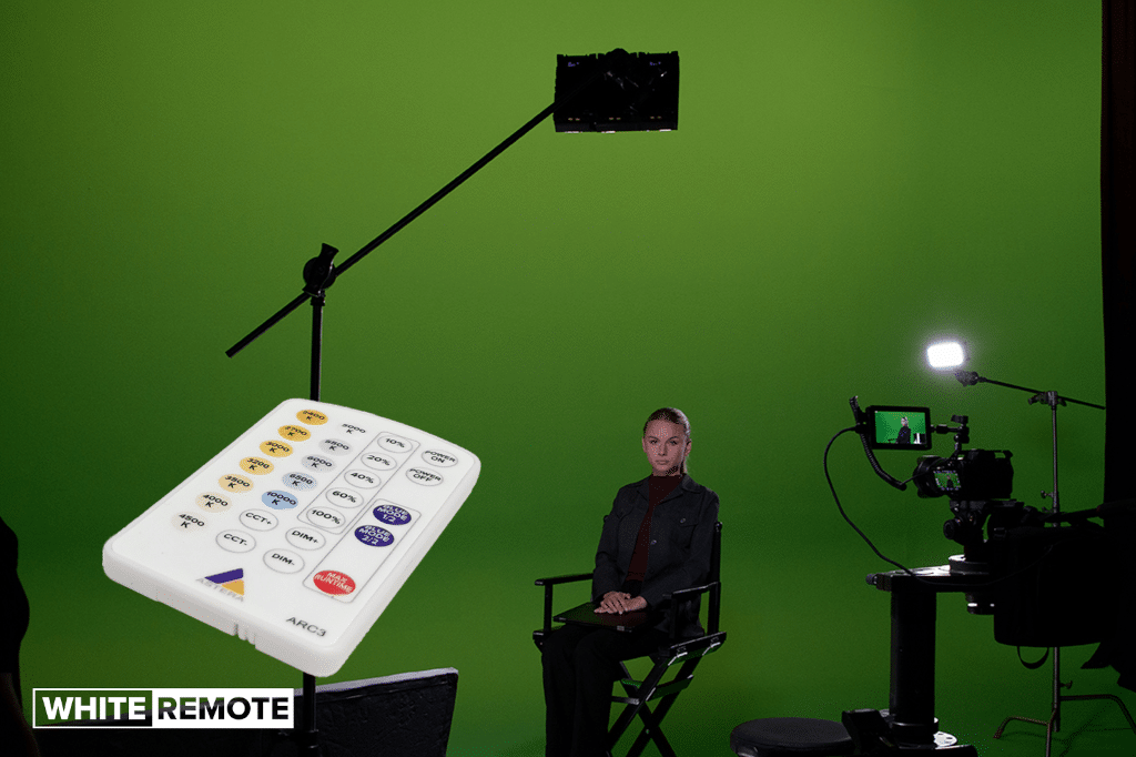 Astera White Remote an Filmset mit Greenscreen