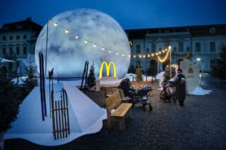 Big Rösti Winterwelt: Schneeball im Innenhof des Barockschlosses Ludwigsburg