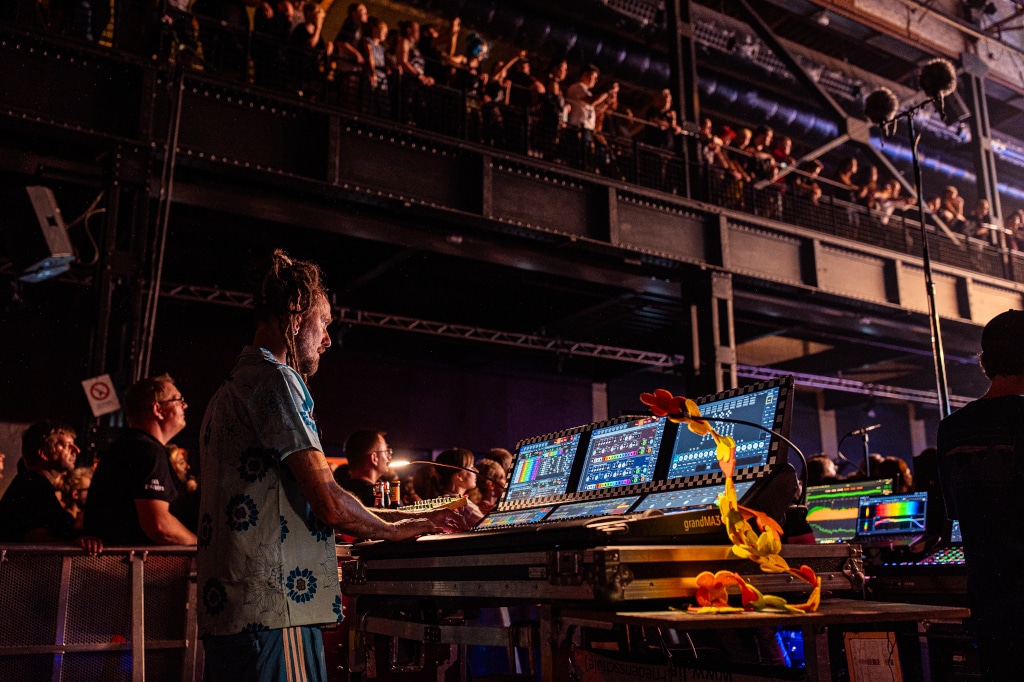 Lichtdesigner Bertil Mark am Lichtpult